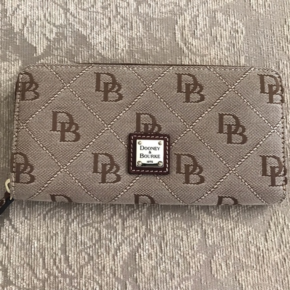 ✨ NEW Dooney and Bourke Signature Wallet - Picture 2 of 4